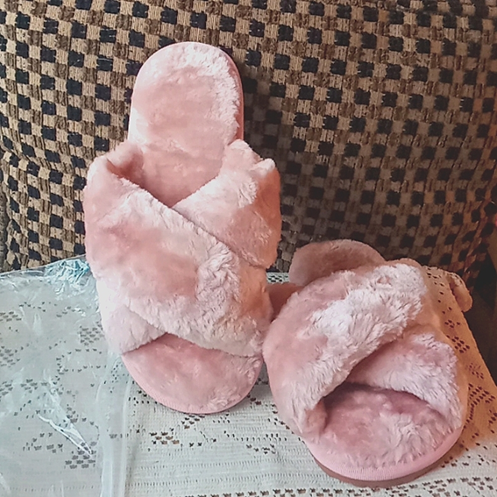 💜NWT💜Fuzzy slippers